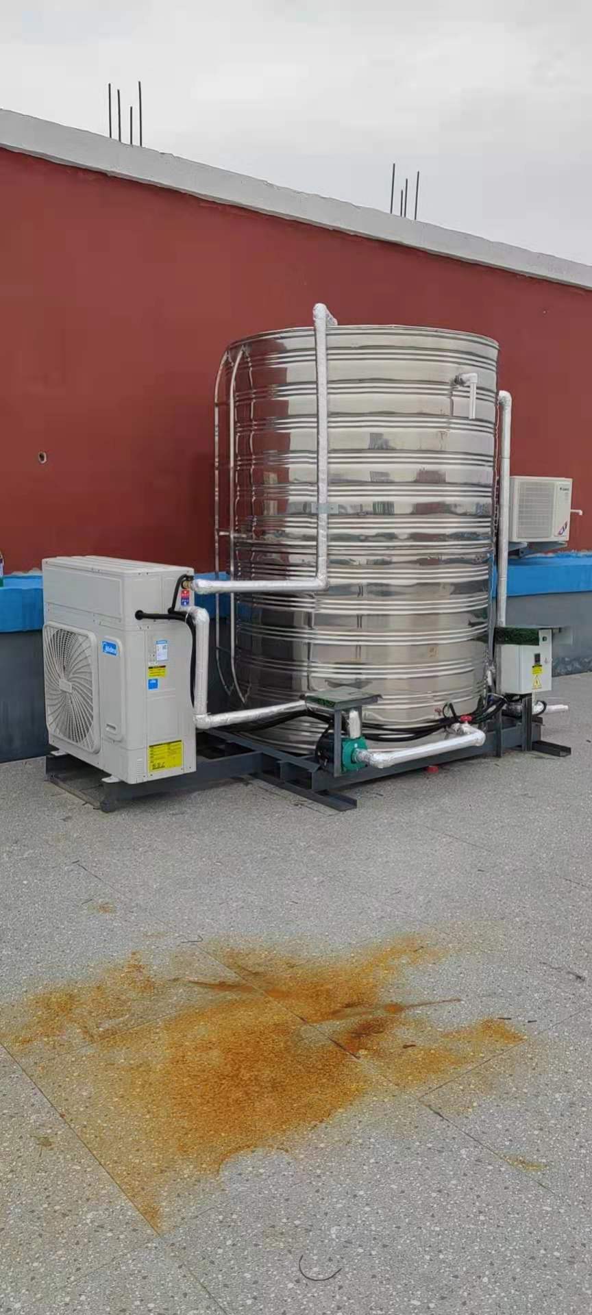 京武高速滑縣項(xiàng)目部，5匹5噸美的空氣能熱水器