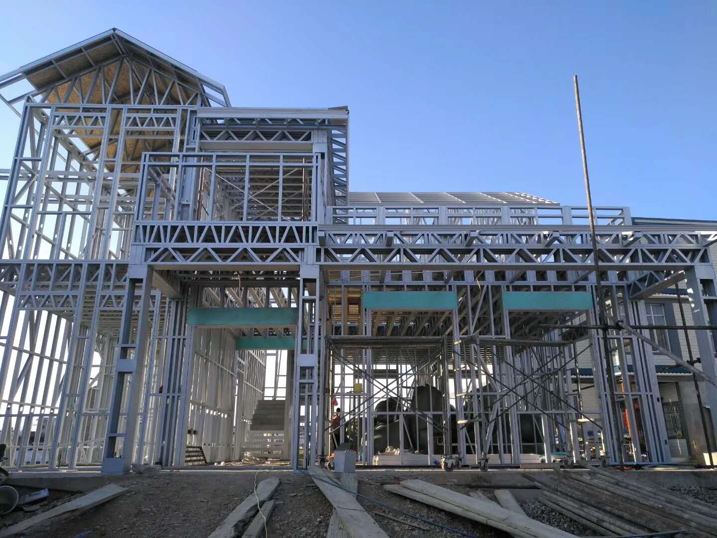 輕鋼別墅內(nèi)部裝修用什么材料好？