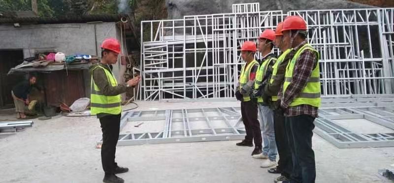 正在搭建輕鋼別墅的睿婕工作人員